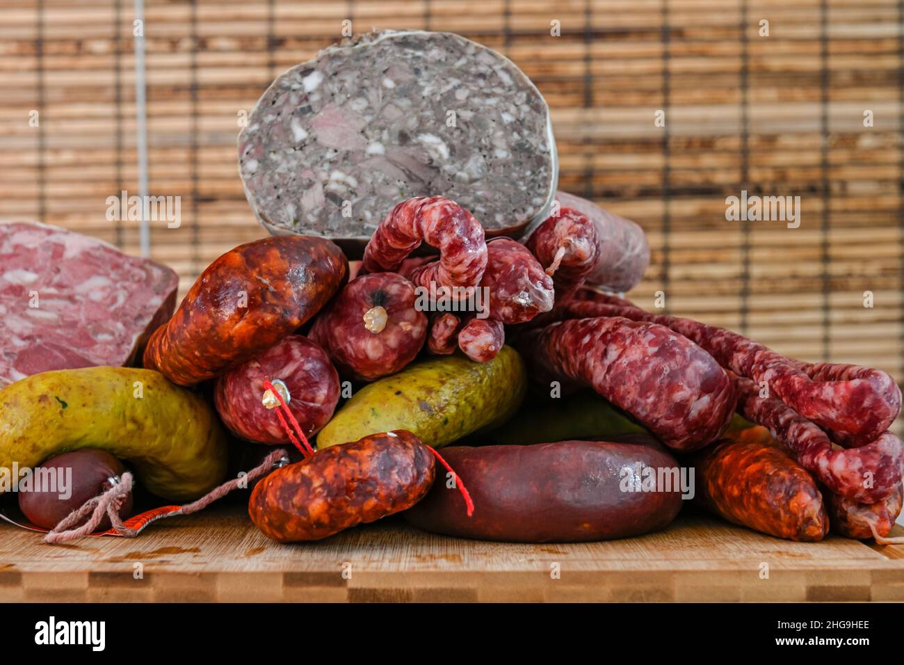 Diversi tipi di ingredienti e salsicce fatte a mano. Foto Stock