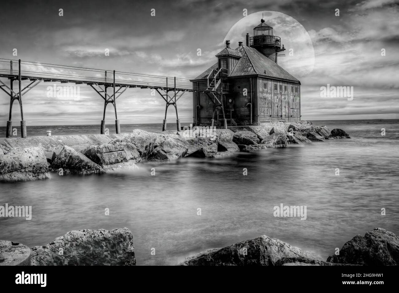 Questo è il faro della Guardia Costiera che si trova all'entrata est del canale di spedizione di Sturgeon Bay lungo la costa del lago Michigan nella contea di Door Foto Stock