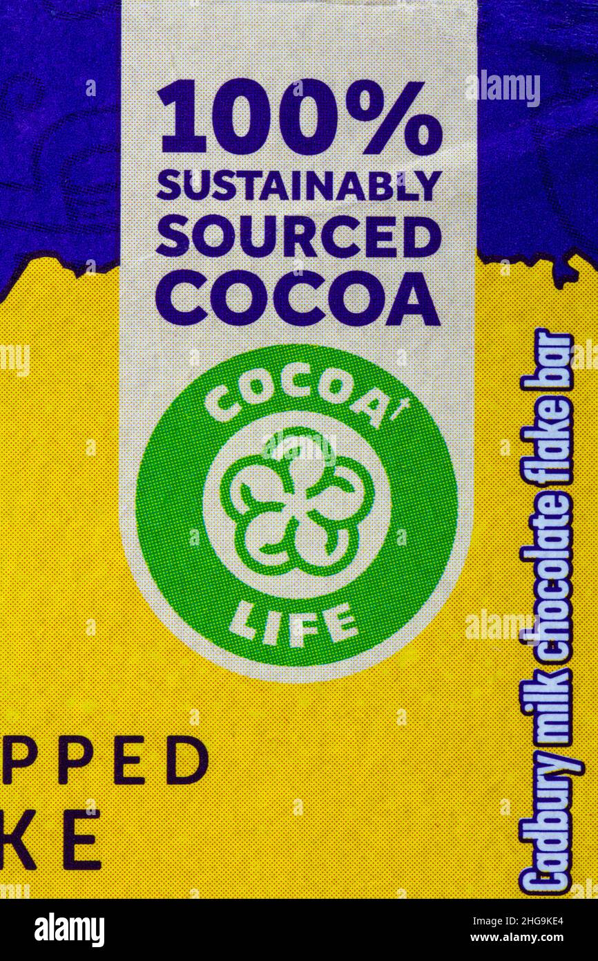 Cacao al 100% di origine sostenibile - Cocoa Life Symbol CocoaLife su scatola di Cadbury flake 99 gelato alla vaniglia con gelato Cadbury Flake Foto Stock