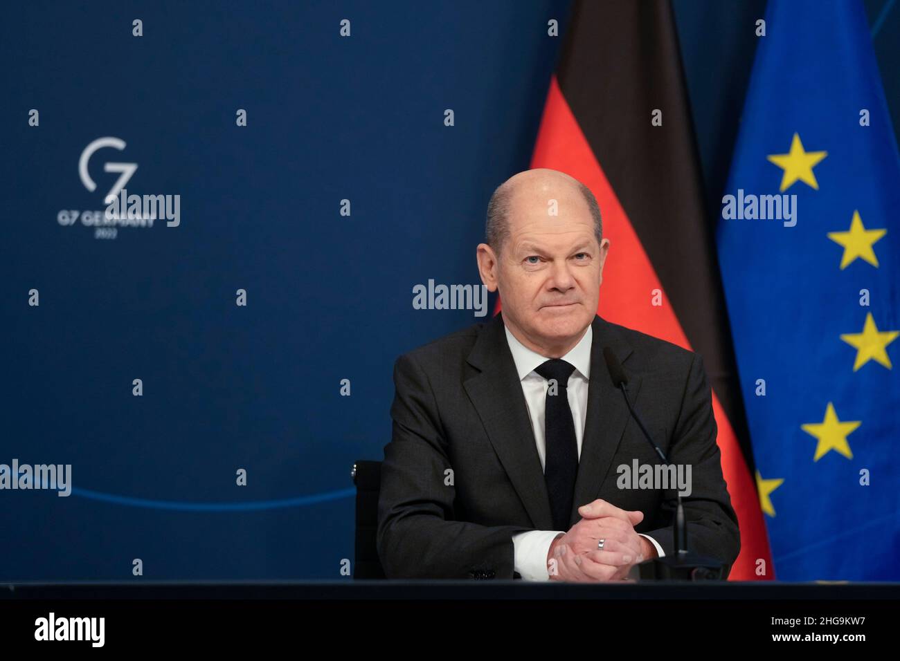 Berlino, Germania. 19th Jan 2022. Il cancelliere tedesco OLAF Scholz (SPD) siede nell'ufficio del cancelliere e fa un discorso a una videoconferenza nell'ambito del World Economic Forum di Davos Agenda 2022. Anche il World Economic Forum si tiene online quest'anno a causa della pandemia di Corona. Credit: Markus Schreiber/AP Pool/dpa/Alamy Live News Foto Stock