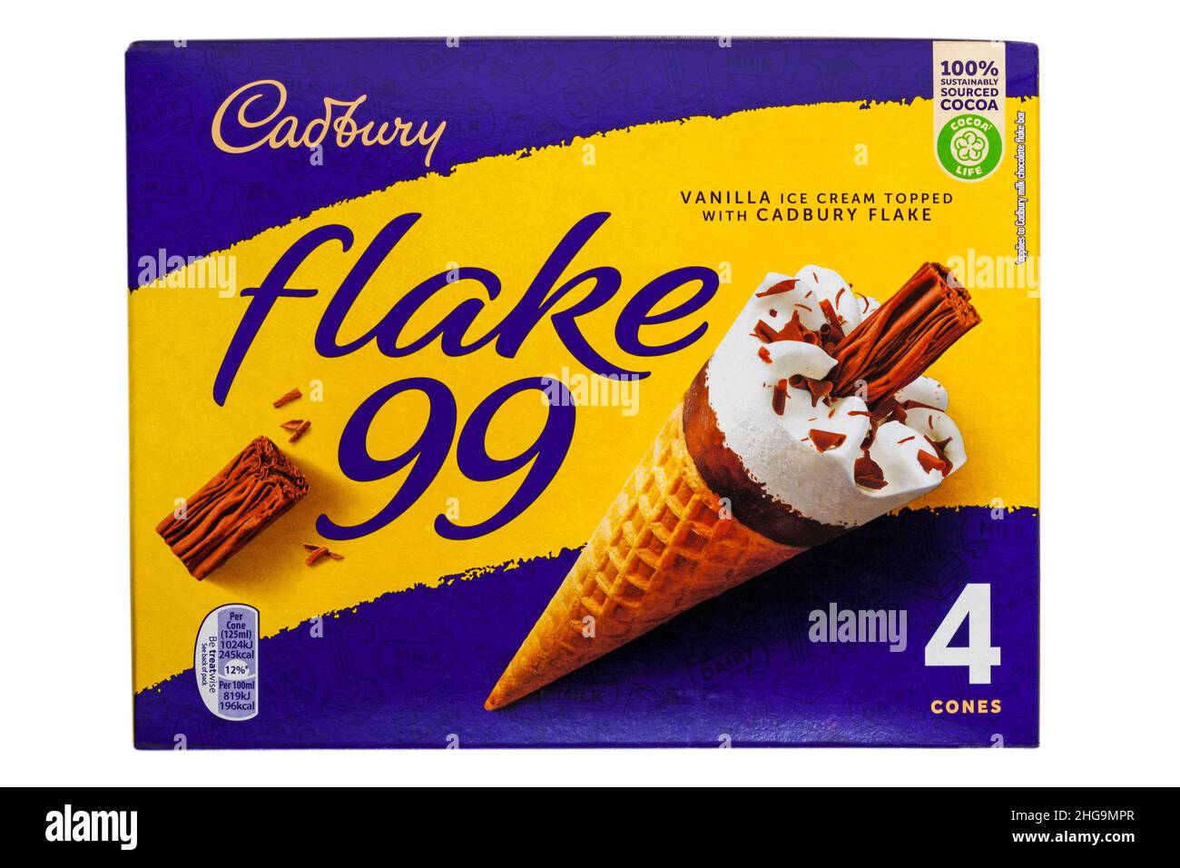 Scatola di Cadbury Flake 99 gelato alla vaniglia con gelato al Cadbury Flake isolato su sfondo bianco Foto Stock