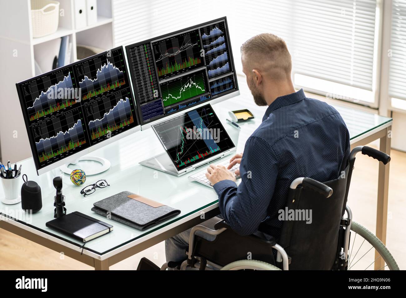 Man Trading Borsa di mercato online su laptop Foto Stock