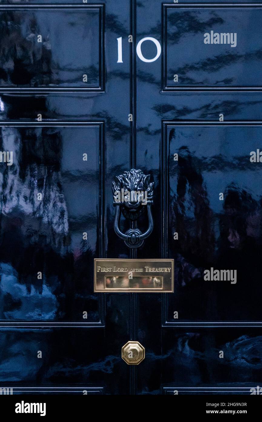 Londra, Regno Unito. 19th Jan 2022. La porta al numero 10 - continuano le domande sul Partygate, e in particolare quella del 20 maggio 2020. Boris Johnson si dirige alle domande del suo terzo primo Ministro (PMQ) dell'anno. Credit: Guy Bell/Alamy Live News Foto Stock