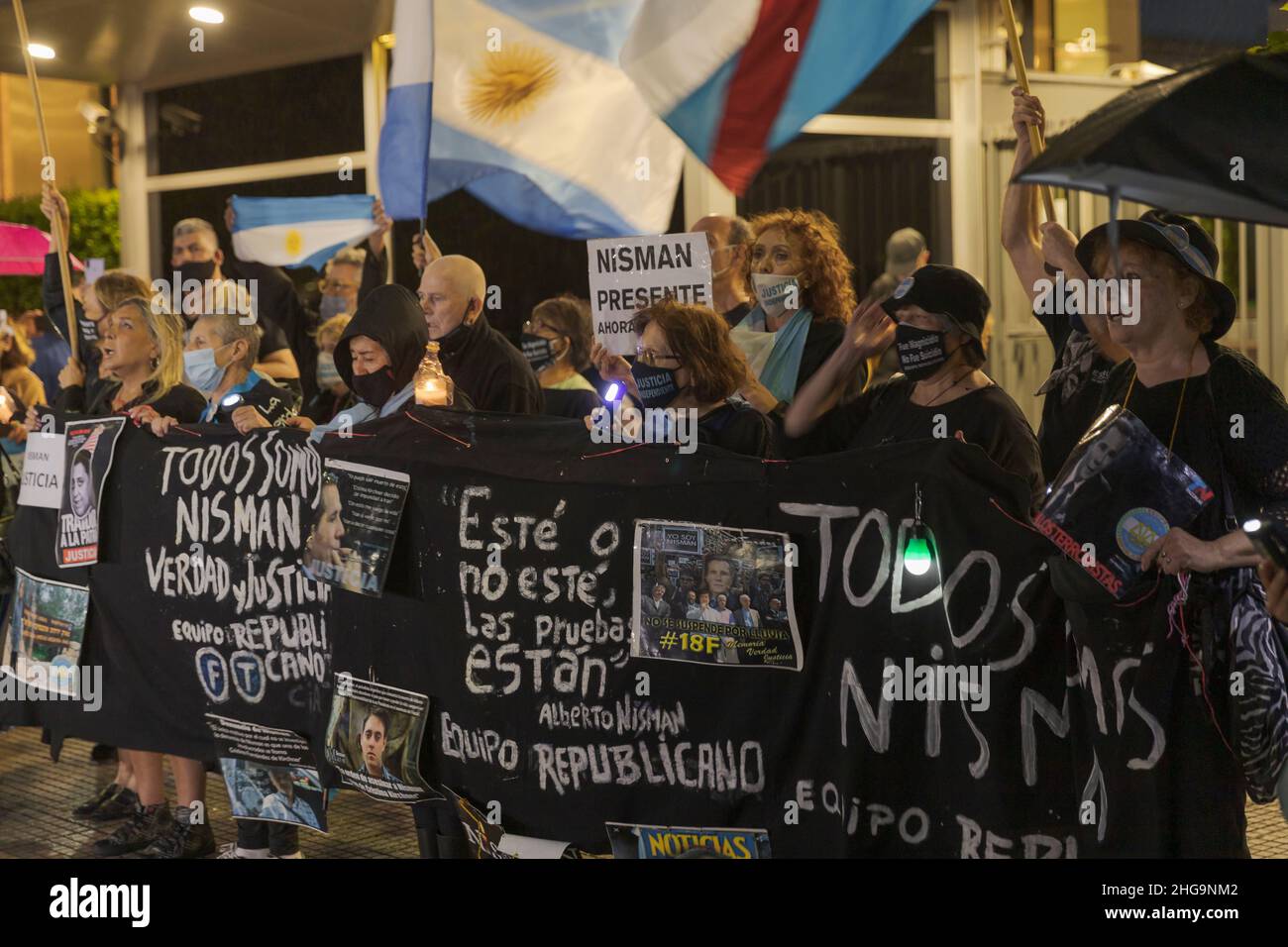 Ciudad de Buenos Aires, Argentina. 18th Jan 2022. Manifestanti della processione in memoria del procuratore Alberto Nisman alla porta della torre dove è stato trovato morto il 18 gennaio 2015. (Credit Image: © Esteban Osorio/Pacific Press via ZUMA Press Wire) Foto Stock