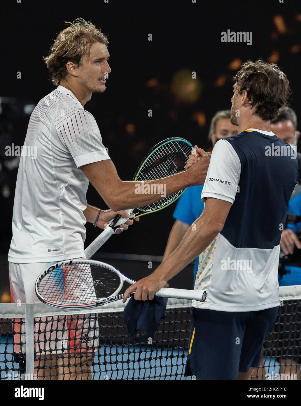 Melbourne, Australia. 19th Jan 2022. Alexander Zverev di Germania scrolla le mani con John Millman di Australia dopo la seconda partita di Men's Singles all'Australian Open di Melbourne Park, a Melbourne, Australia, il 19 gennaio 2022. Credit: HU Jingchen/Xinhua/Alamy Live News Foto Stock