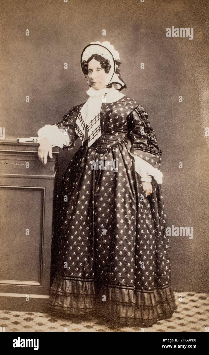 Signora vittoriana in piedi, da una carta de visite colorata a mano presa a Brighton in circa 1880 Foto Stock
