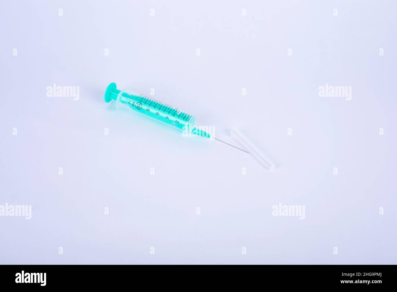 Provetta con sangue e siringa. Replica, becher. Campionamento del sangue Foto Stock