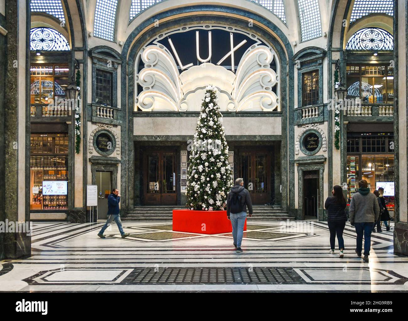 La galleria commerciale Galleria San Federico con un grande albero di Natale di fronte all'ingresso del Lux Cinema nel centro di Torino, Piemonte, Italia Foto Stock
