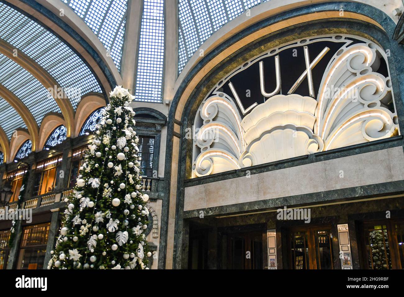 Segno del Lux Cinema nella galleria San Federico con un albero di Natale a dicembre, Torino, Piemonte, Italia Foto Stock