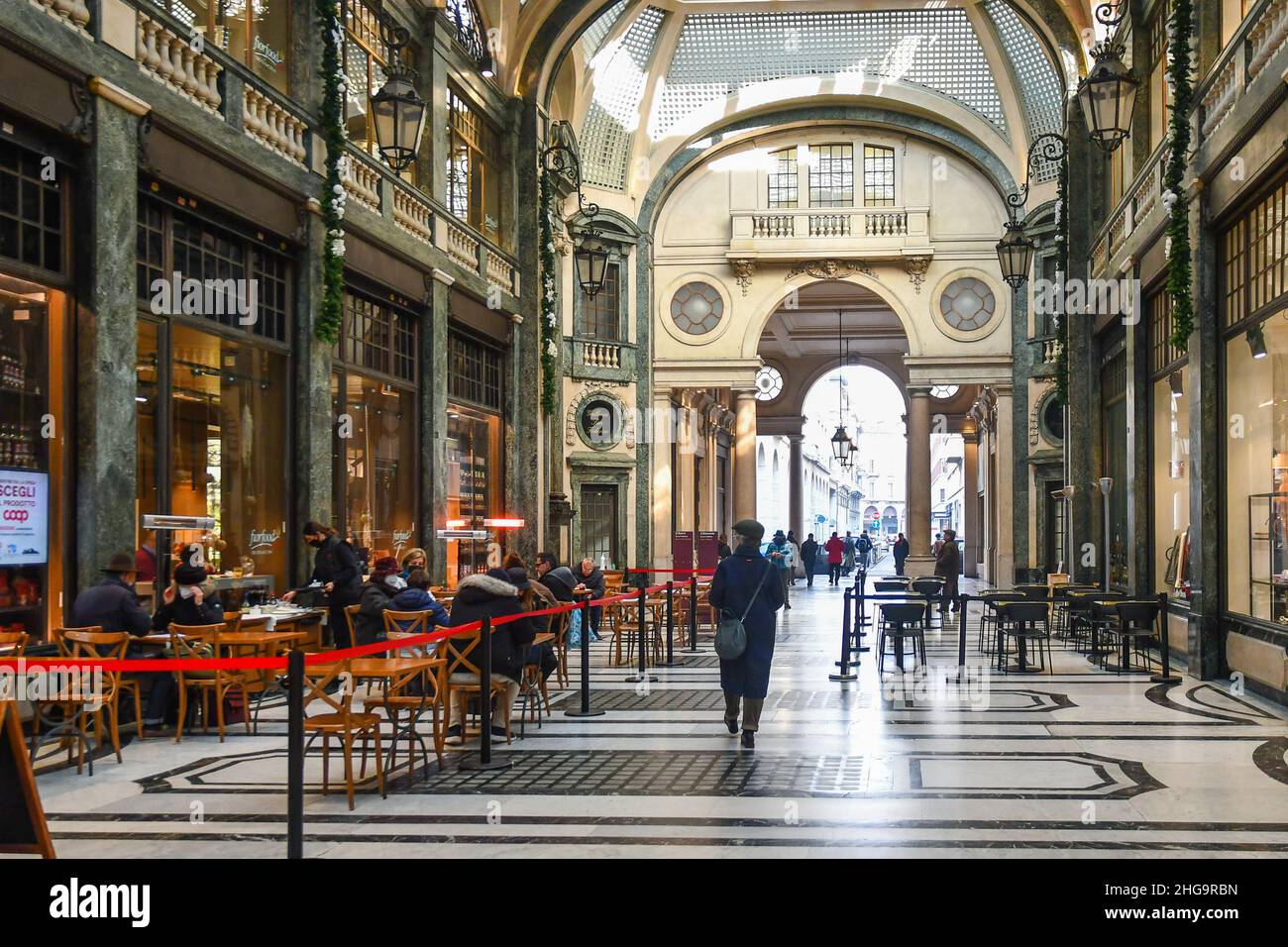 Vista della Galleria San Federico, storica galleria commerciale nel centro di Torino, con persone che camminano e si siedono in un caffè, Piemonte, Italia Foto Stock