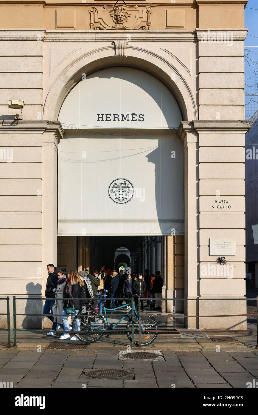 Esterno del negozio Hermès all'angolo tra Piazza San Carlo e Via Roma, nel centro di Torino, Piemonte, Italia Foto Stock