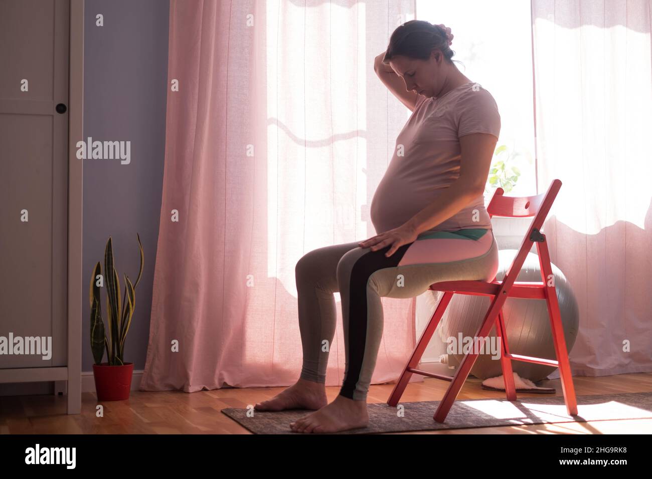 Yoga prenatale. Donna incinta su materassino fitness, allenamento a casa Foto Stock