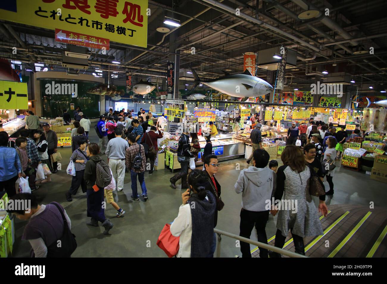 SHIRAHAMA, GIAPPONE, NOVEMBRE 22: Pesce Hawker vendere il pesce e granchio nel mercato del pesce minerale a shirahama il 22 novembre 2014. Come la crescita di sushi e sas Foto Stock