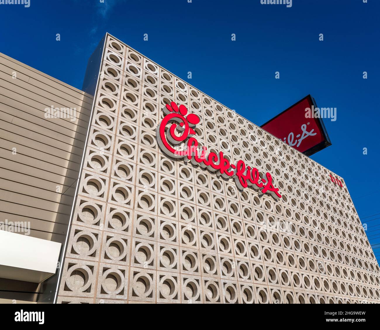 Burbank, CA, USA - 16 gennaio 2022: Esterno del ristorante fast food Chick-fil a Burbank, California. Foto Stock