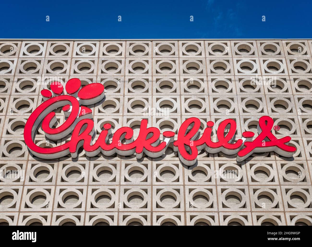 Burbank, CA, USA - 16 gennaio 2022: Esterno del ristorante fast food Chick-fil a Burbank, California. Foto Stock