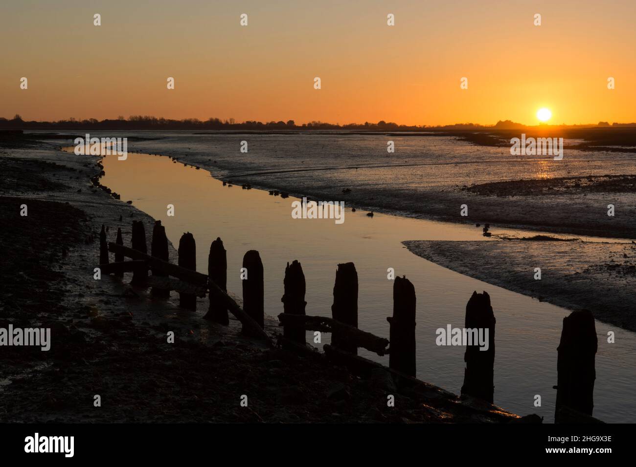Tramonto, crepuscolo, sopra il Porto di Pagham visto dalla parete nord, marea fuori, inverno, Sussex, Regno Unito Foto Stock