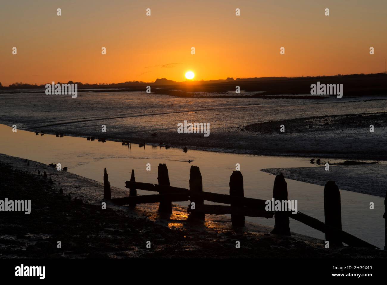 Tramonto, crepuscolo, sopra il Porto di Pagham visto dalla parete nord, marea fuori, inverno, Sussex, Regno Unito Foto Stock