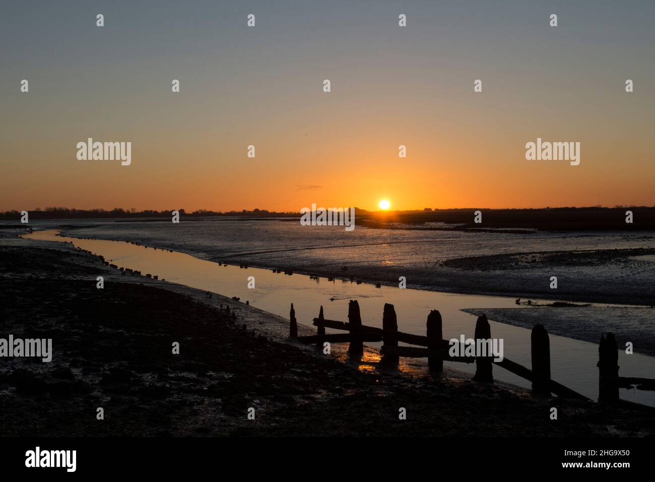 Tramonto, crepuscolo, sopra il Porto di Pagham visto dalla parete nord, marea fuori, inverno, Sussex, Regno Unito Foto Stock