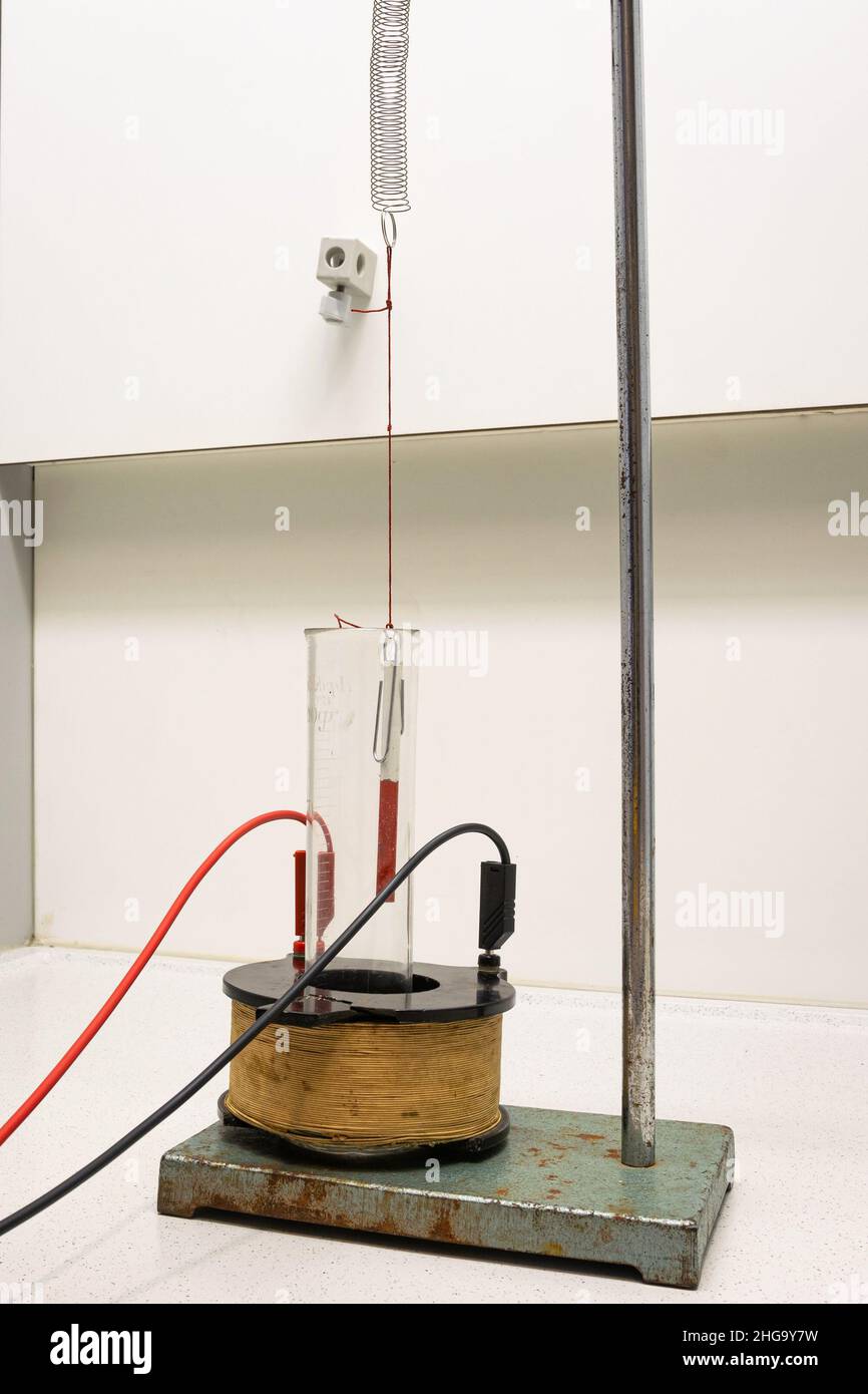 Vibrazione di una molla metallica per risonanza Foto Stock