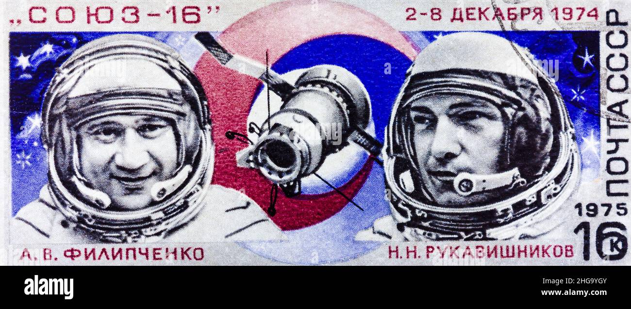 L'immagine del timbro stampato in URSS mostra i ritratti dei famosi astronauti russi Filipchenko e Rukavishnikov. Iscrizione: soyuz - 16 Spaceship Foto Stock