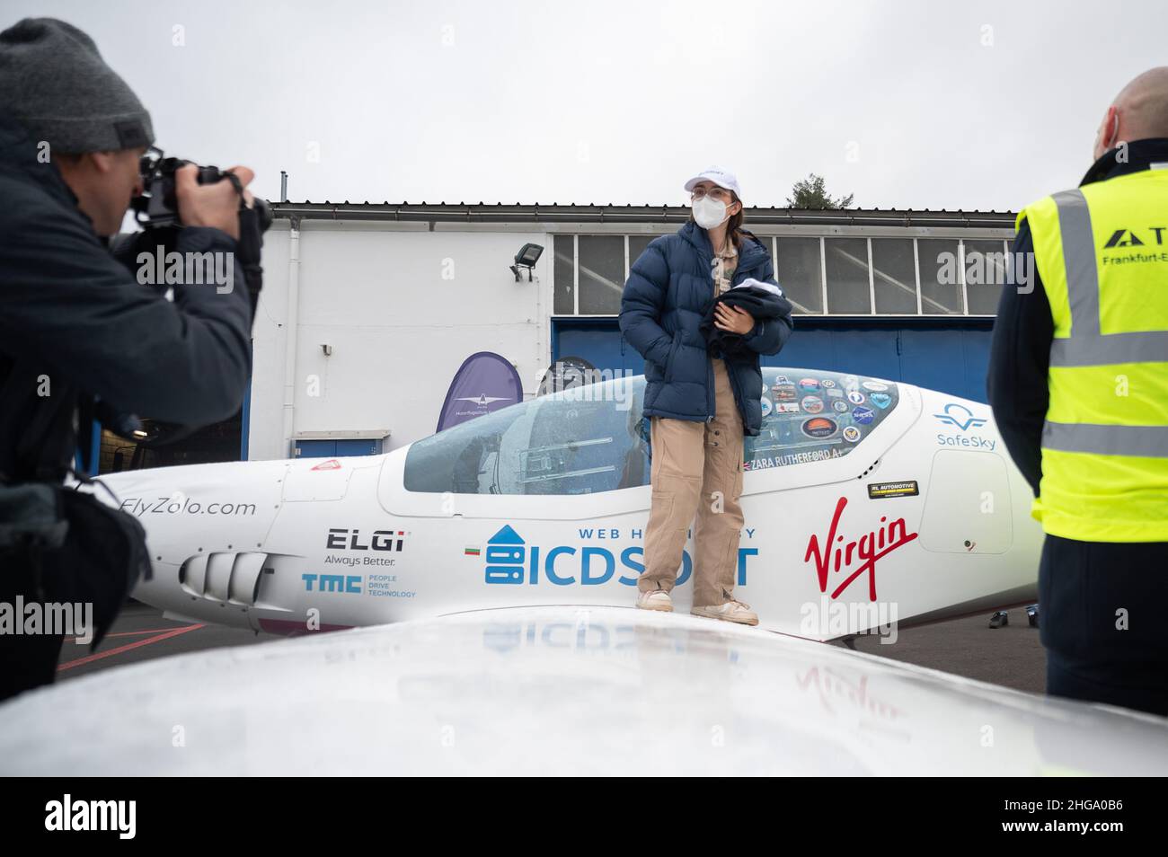Egelsbach, Germania. 19th Jan 2022. Il pilota Zara Rutherford si erge sul  suo aereo Shark Aero presso il campo aereo Frankfurt-Egelsbach. I 19 anni  decolsero dal Belgio nell'agosto 2021 per un volo