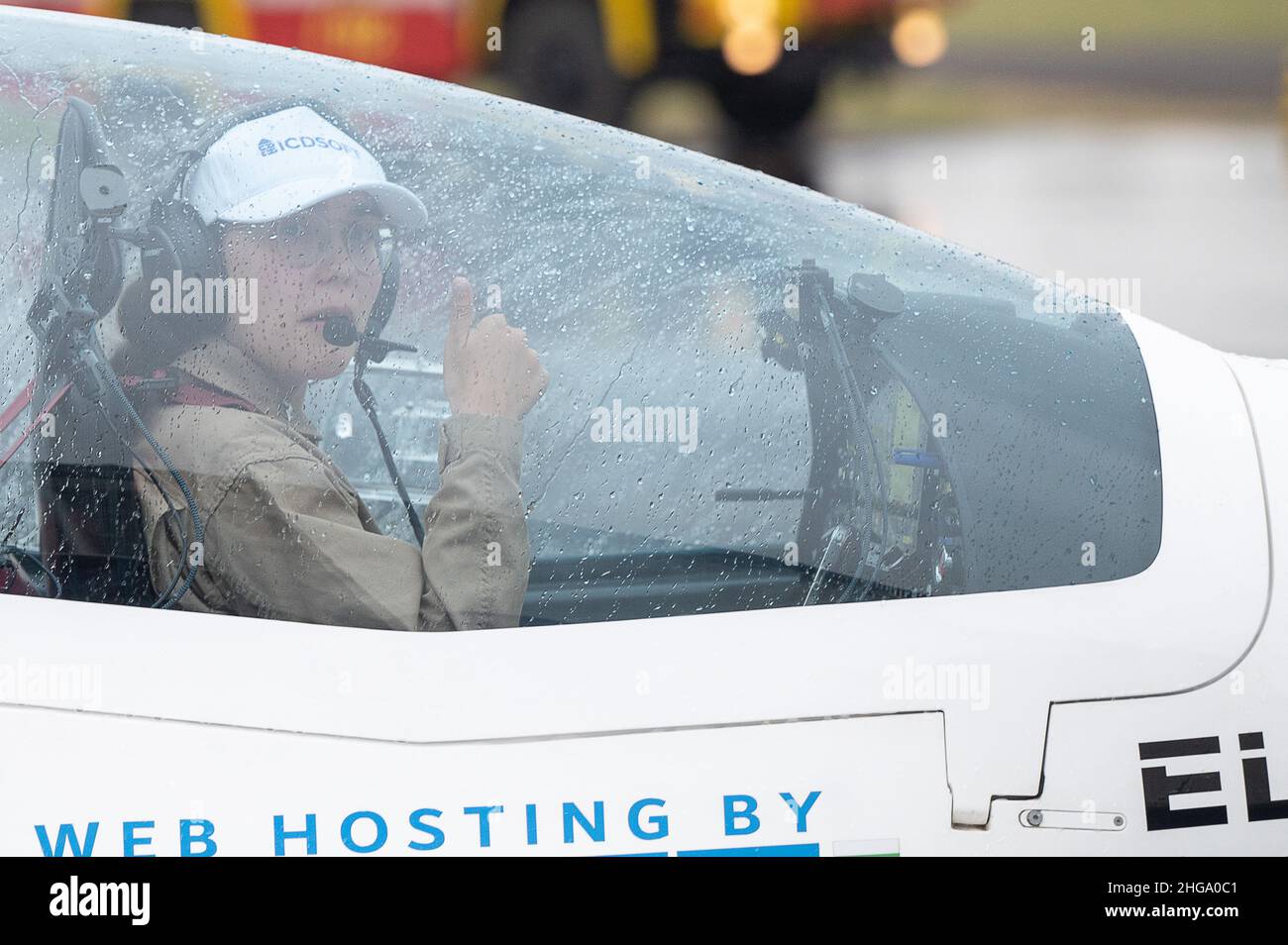 Egelsbach, Germania. 19th Jan 2022. Il pilota Zara Rutherford atterra il suo velivolo Shark Aero al campo aereo Frankfurt-Egelsbach. I 19 anni decolsero dal Belgio nell'agosto 2021 per un volo in tutto il mondo. Ha in programma di atterrare nuovamente in Belgio il 20 gennaio. Credit: Sebastian Gollnow/dpa/Alamy Live News Foto Stock