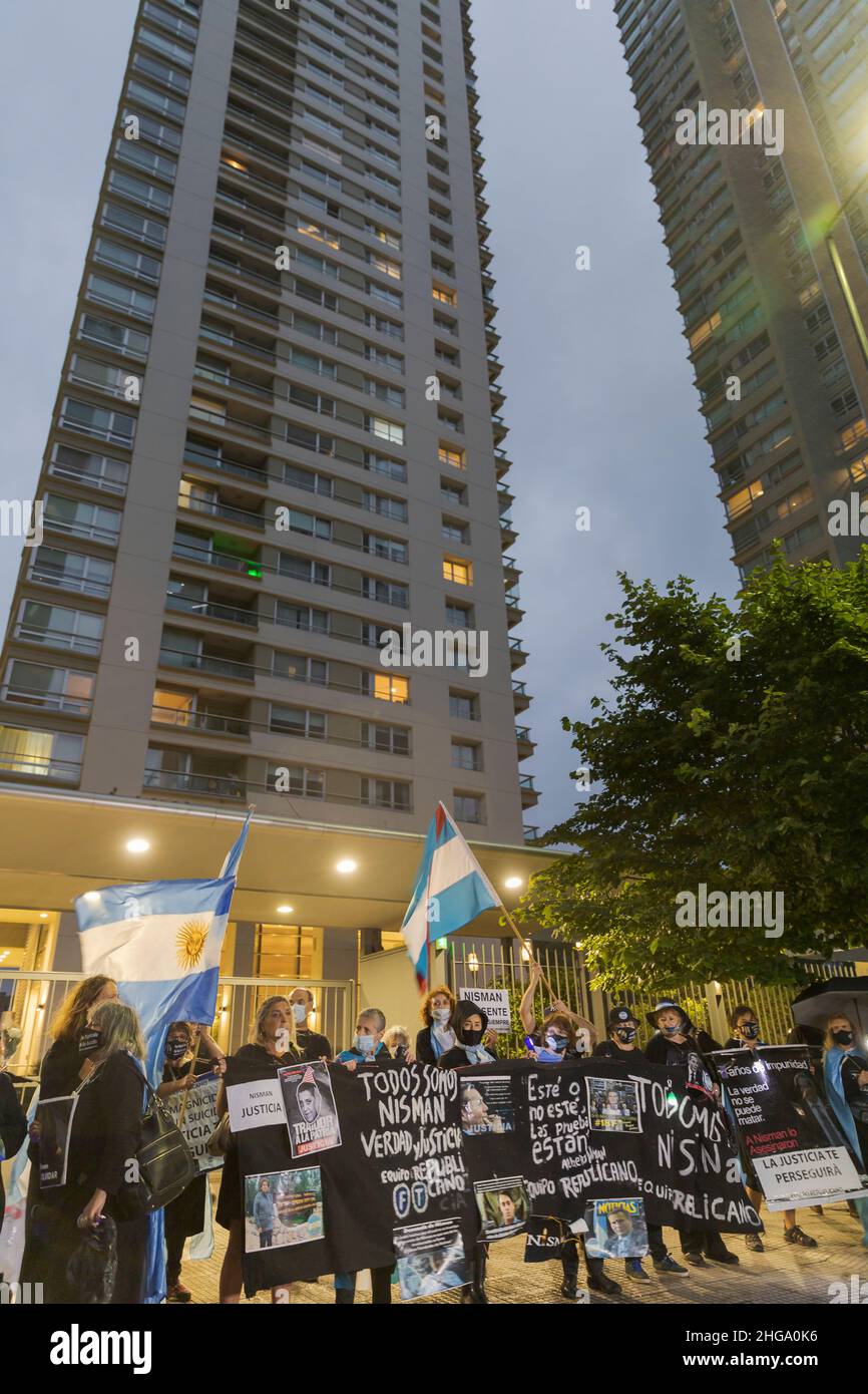 Ciudad de Buenos Aires, Argentina. 18th Jan 2022. Manifestanti della processione in memoria del procuratore Alberto Nisman alla porta della torre dove è stato trovato morto il 18 gennaio 2015. (Foto di Esteban Osorio/Pacific Press/Sipa USA) Credit: Sipa USA/Alamy Live News Foto Stock