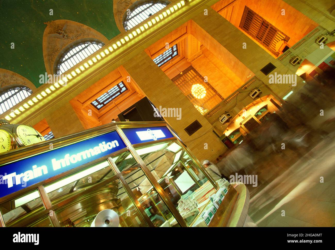 Grand Central Station Grand Concourse a New York City, Midtown Manhattan, Stati Uniti. Banco informazioni treni. Niente persone Foto Stock