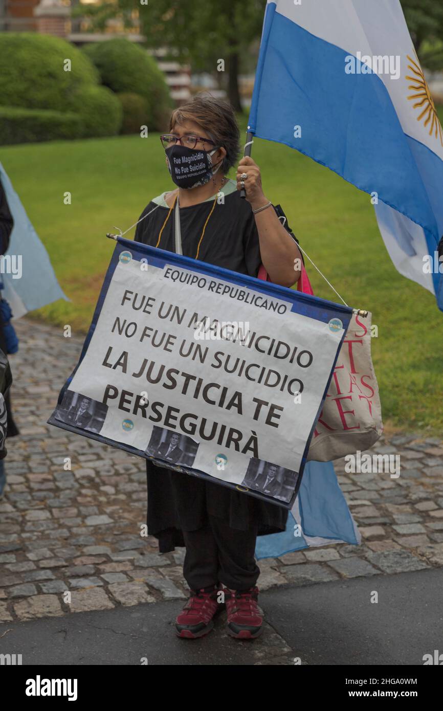 Ciudad de Buenos Aires, Argentina. 18th Jan 2022. Il manifestante tiene un poster nella processione in memoria del procuratore Alberto Nisman. (Foto di Esteban Osorio/Pacific Press/Sipa USA) Credit: Sipa USA/Alamy Live News Foto Stock