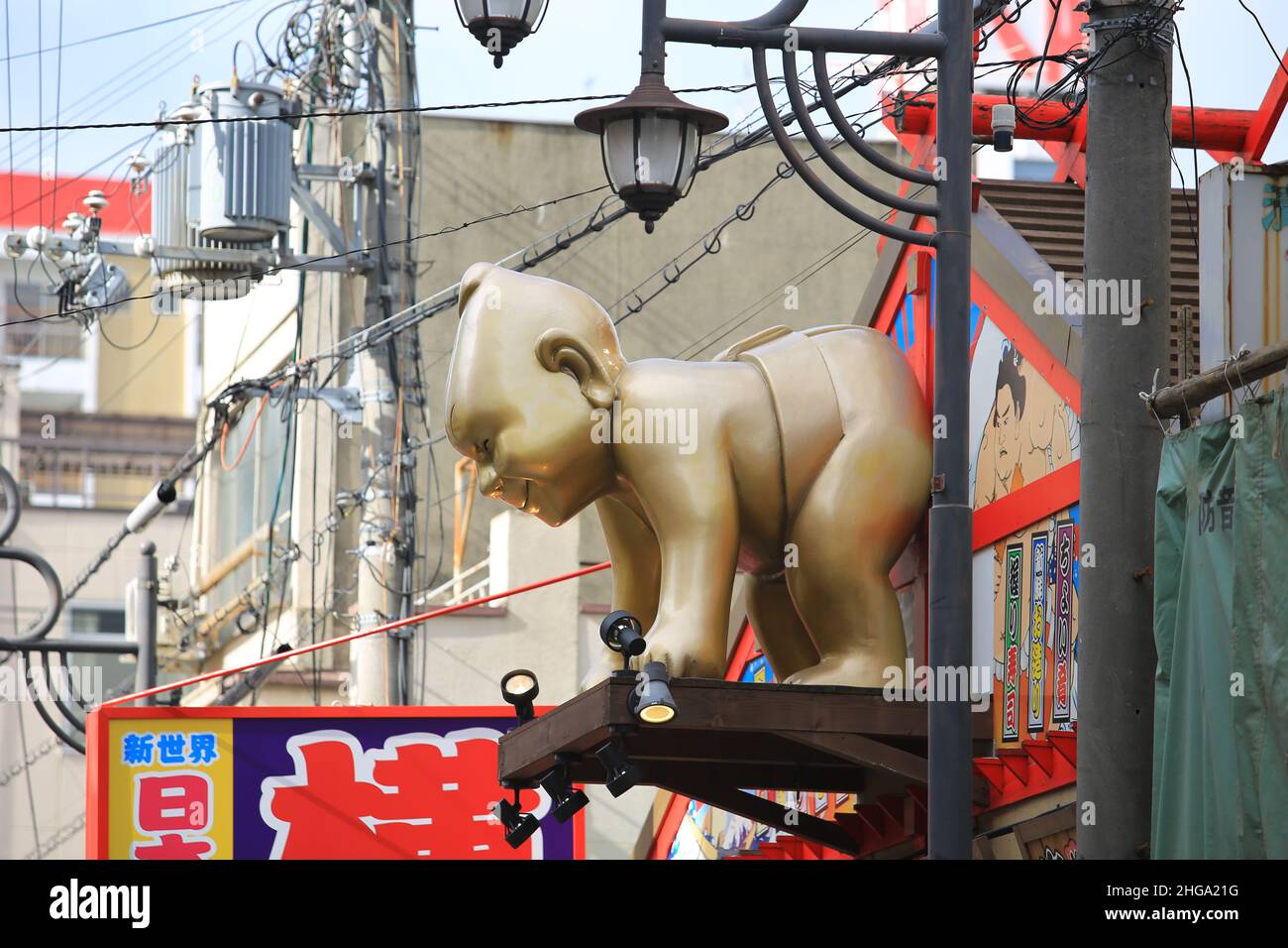 OSAKA, GIAPPONE, NOVEMBRE 25: I turisti visitano la zona di Shinsekai a Osaka il 25 novembre 2014. Shinsekai è un vecchio quartiere situato vicino alla città sud di Osaka Foto Stock