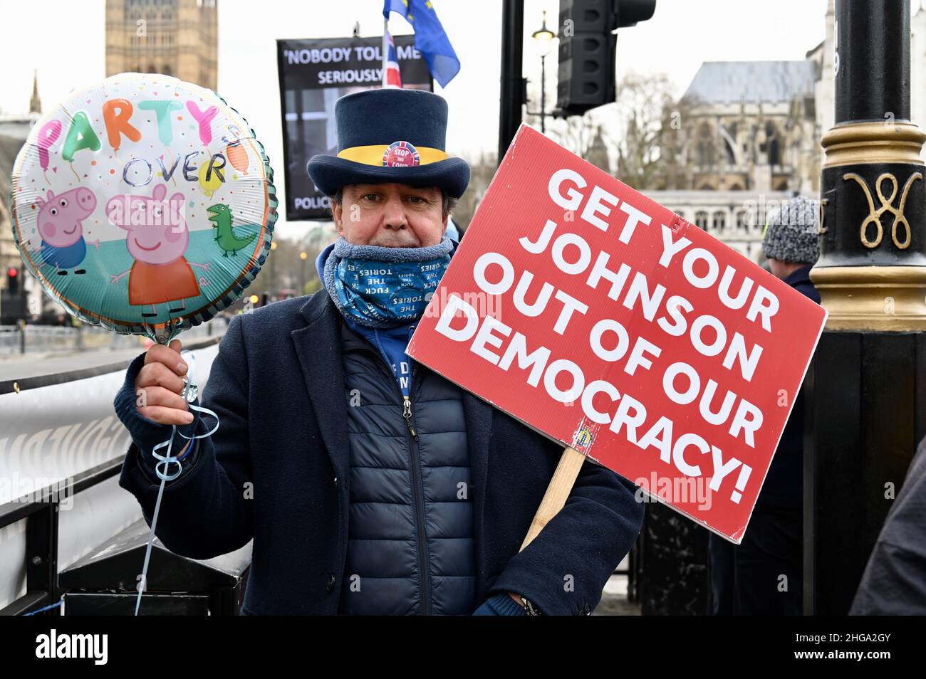 Londra, Regno Unito. Steve Bray della SODEM ha protestato a favore della rimozione di Boris Johnson come primo Ministro. È raffigurato con un mongolfiera 'Party's Over' di maiale Peppa. Case del Parlamento, Westminster. Foto Stock