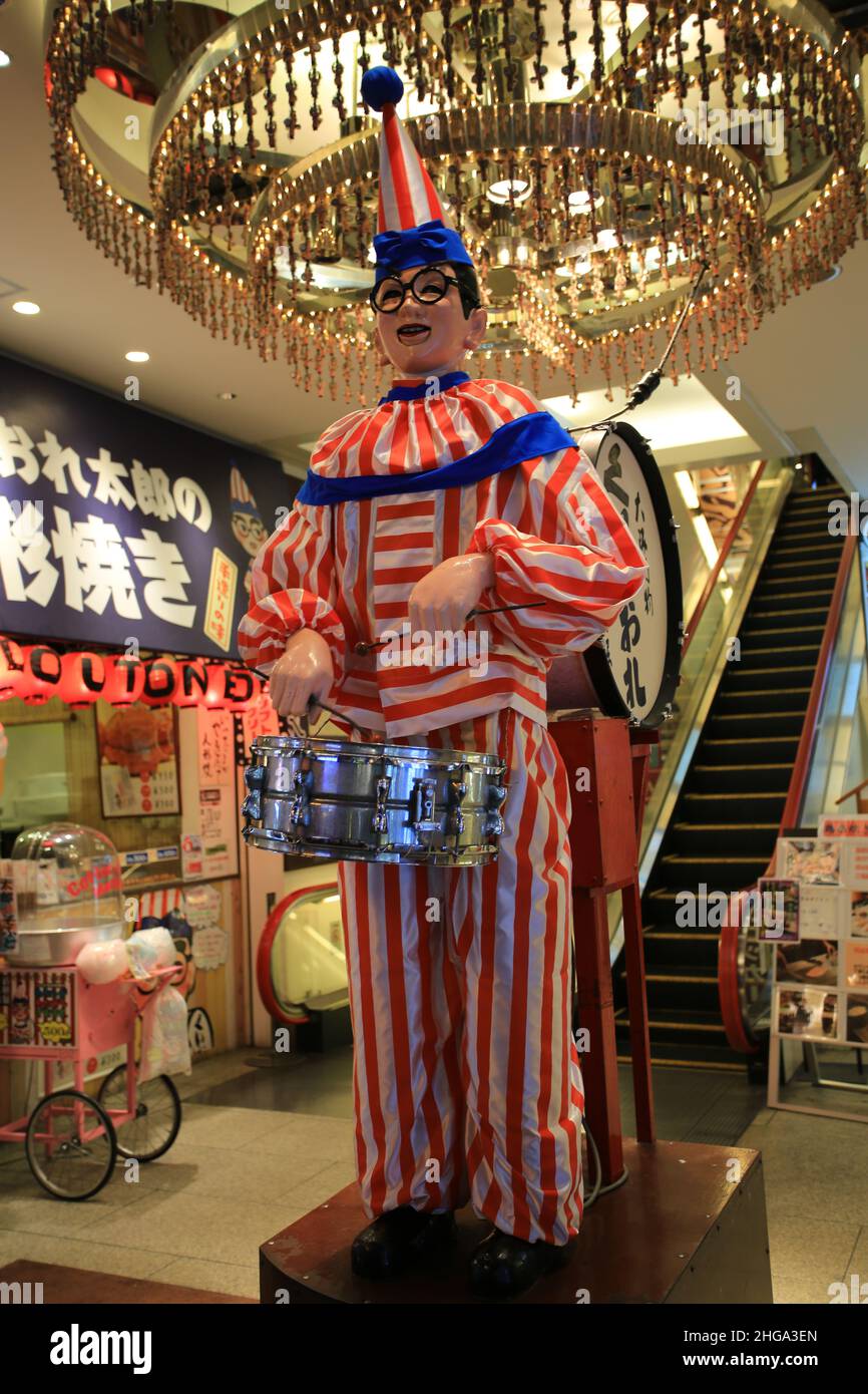 2018 gennaio 1, osaka giappone: la statua del kuidaore taro, la mascotte di osaka Foto Stock