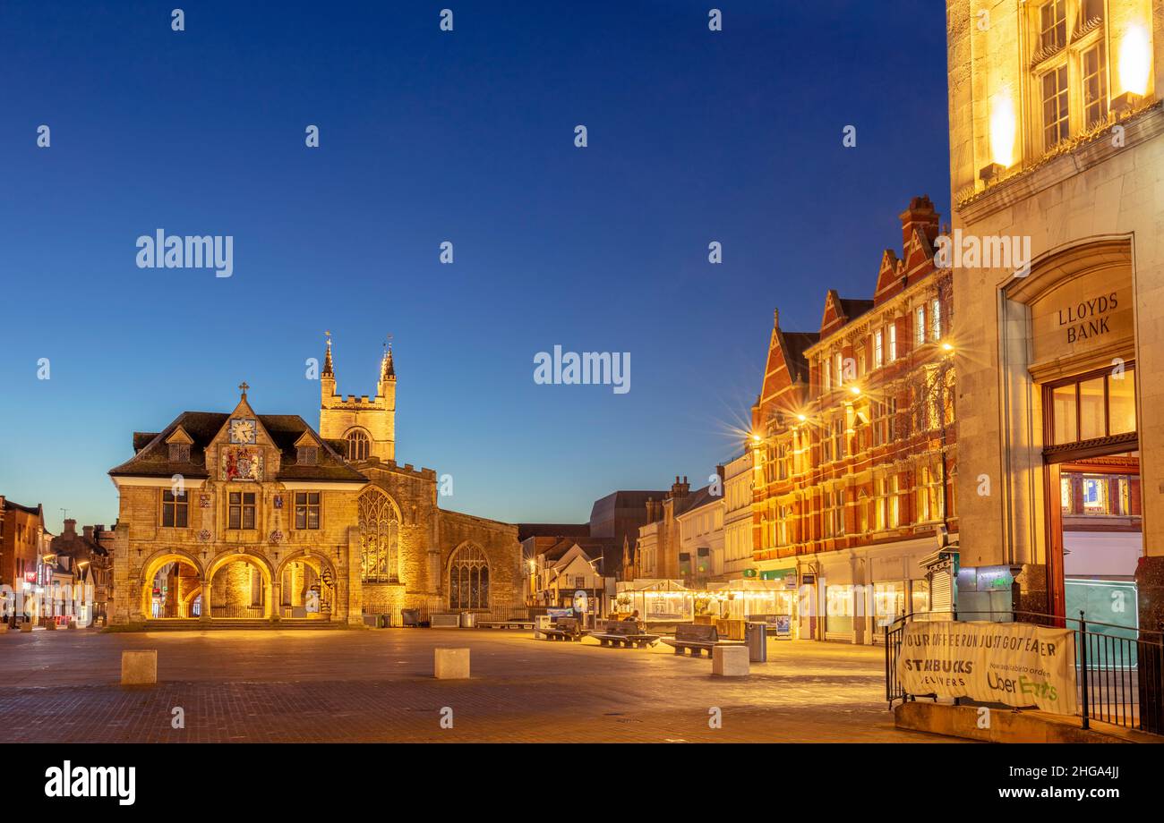 Peterborough Guildhall e la piazza della città di notte Peterborough Cambridgeshire Inghilterra GB Europa Foto Stock