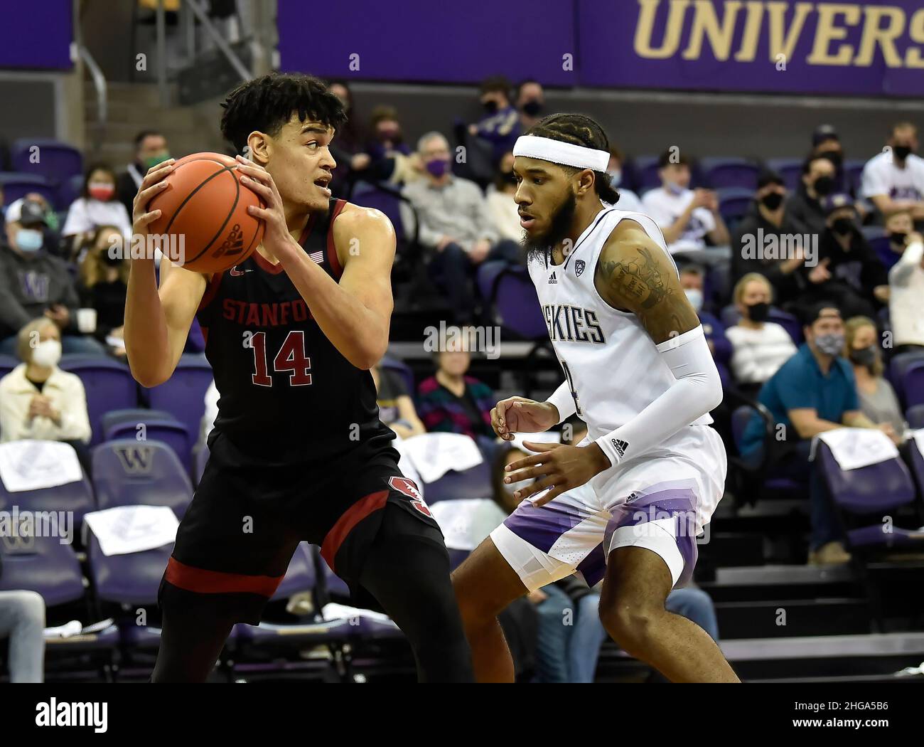 Gennaio, 15, 2022: Stanford Forward Spencer Jones contro la guardia di Washington PJ Fuller durante la partita di pallacanestro NCAA tra lo Stanford Cardinal e Washington Huskies all'HEC Edmundson Pavilion di Seattle, WA. Washington sconfisse Stanford 67-64. Steve Faber/CSM Foto Stock