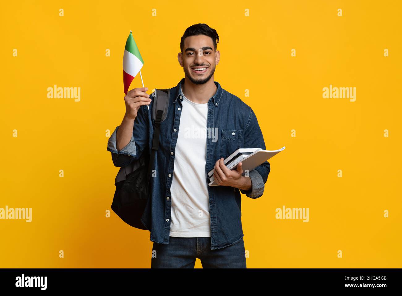 Felice studente medio-orientale mostrando bandiera d'Italia Foto Stock