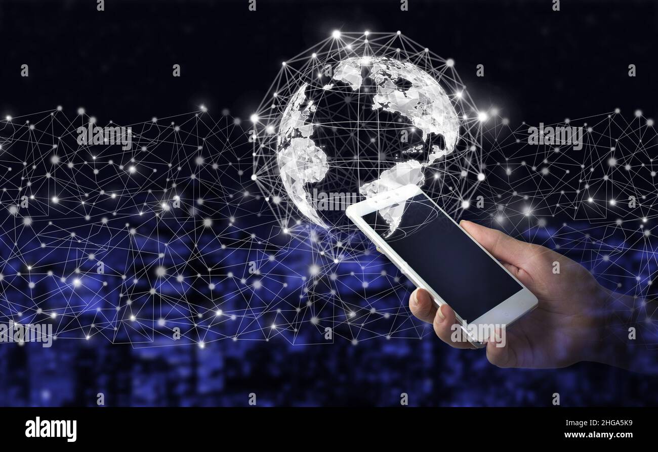 Concetto di connessione globale. Smartphone bianco con hologram digitale mondo, terra, mappa, globo segno sulla città scuro sfondo sfocato. Regola la WO Foto Stock