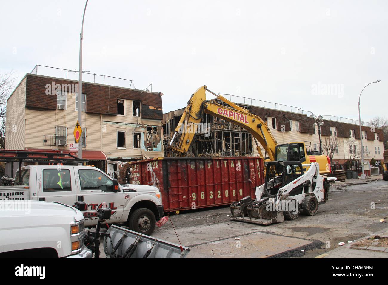 Bronx, Stati Uniti. 19th Jan 2022. (NUOVO) un'esplosione a casa Bronx che causa la morte di una donna di 77 anni. 19 gennaio 2022, Bronx, New York, USA: Una grande esplosione in una casa su Fox Street vicino Intervale Avenue a Bronx Martedì (18) causando il fuoco e la distruzione di un edificio residenziale a tre piani con la morte di una donna di 77 anni e 9 vittime. Il nome della donna era Martha Dagbasta e morì sulla scena. L'incendio causato dall'esplosione di gas fu successivamente contenuto dalla FDNY. Con Edison lavoratori sono visti nella zona di risolvere problemi di gas sulla strada. Secondo il New York City ma Foto Stock