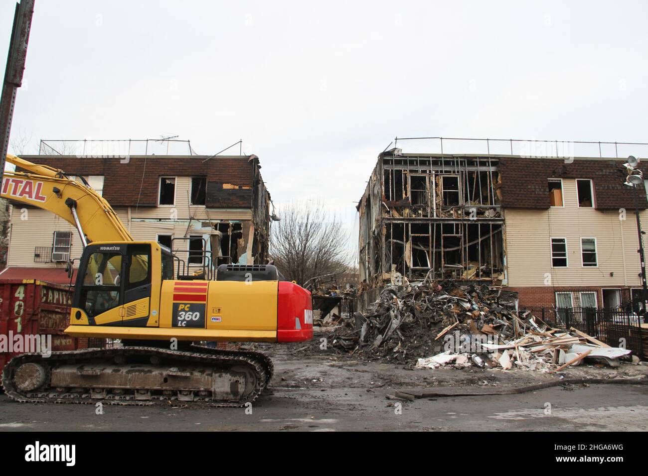 Bronx, Stati Uniti. 19th Jan 2022. (NUOVO) un'esplosione a casa Bronx che causa la morte di una donna di 77 anni. 19 gennaio 2022, Bronx, New York, USA: Una grande esplosione in una casa su Fox Street vicino Intervale Avenue a Bronx Martedì (18) causando il fuoco e la distruzione di un edificio residenziale a tre piani con la morte di una donna di 77 anni e 9 vittime. Il nome della donna era Martha Dagbasta e morì sulla scena. L'incendio causato dall'esplosione di gas fu successivamente contenuto dalla FDNY. Con Edison lavoratori sono visti nella zona di risolvere problemi di gas sulla strada. Secondo il New York City ma Foto Stock