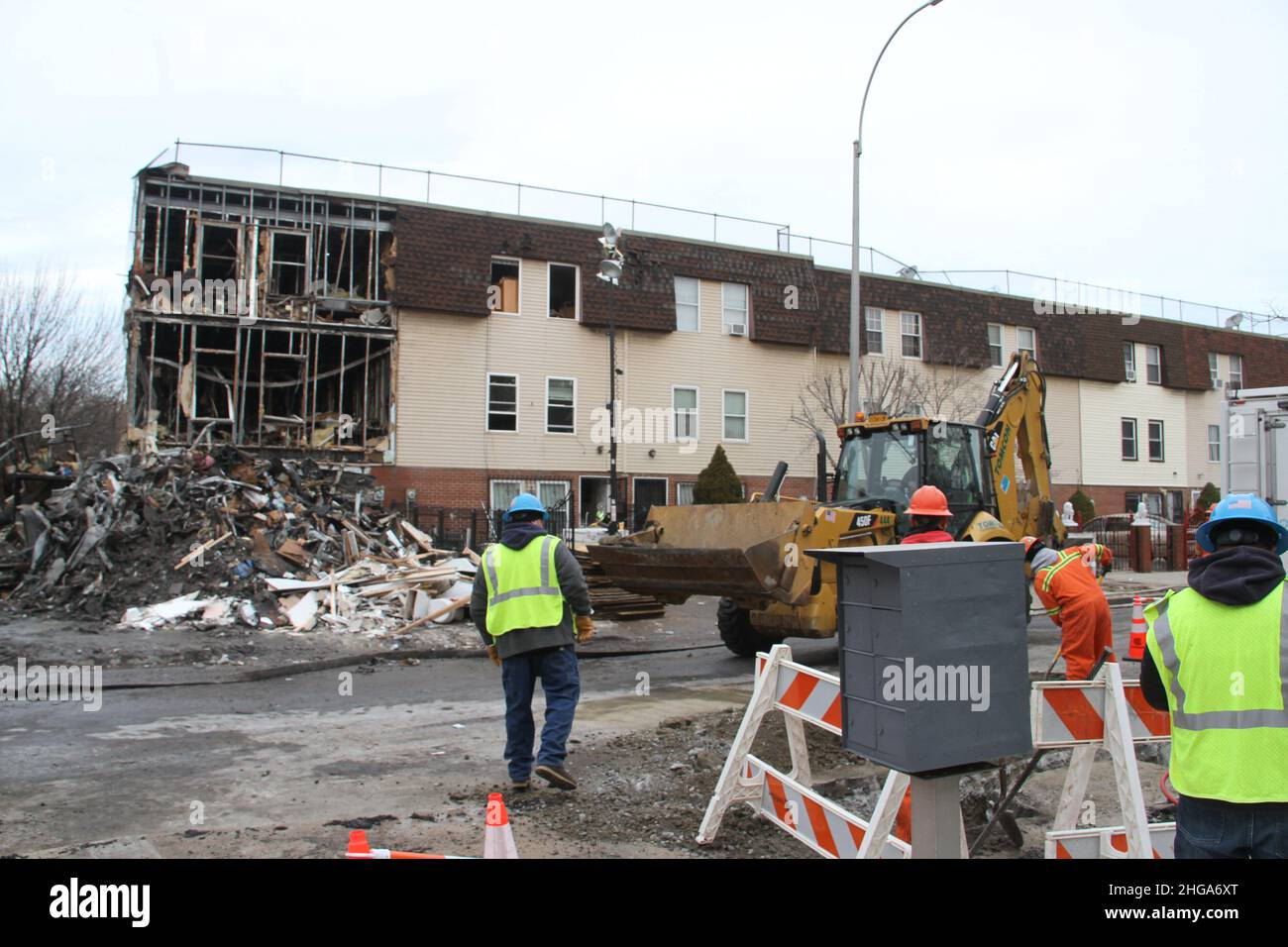 Bronx, Stati Uniti. 19th Jan 2022. (NUOVO) un'esplosione a casa Bronx che causa la morte di una donna di 77 anni. 19 gennaio 2022, Bronx, New York, USA: Una grande esplosione in una casa su Fox Street vicino Intervale Avenue a Bronx Martedì (18) causando il fuoco e la distruzione di un edificio residenziale a tre piani con la morte di una donna di 77 anni e 9 vittime. Il nome della donna era Martha Dagbasta e morì sulla scena. L'incendio causato dall'esplosione di gas fu successivamente contenuto dalla FDNY. Con Edison lavoratori sono visti nella zona di risolvere problemi di gas sulla strada. Secondo il New York City ma Foto Stock