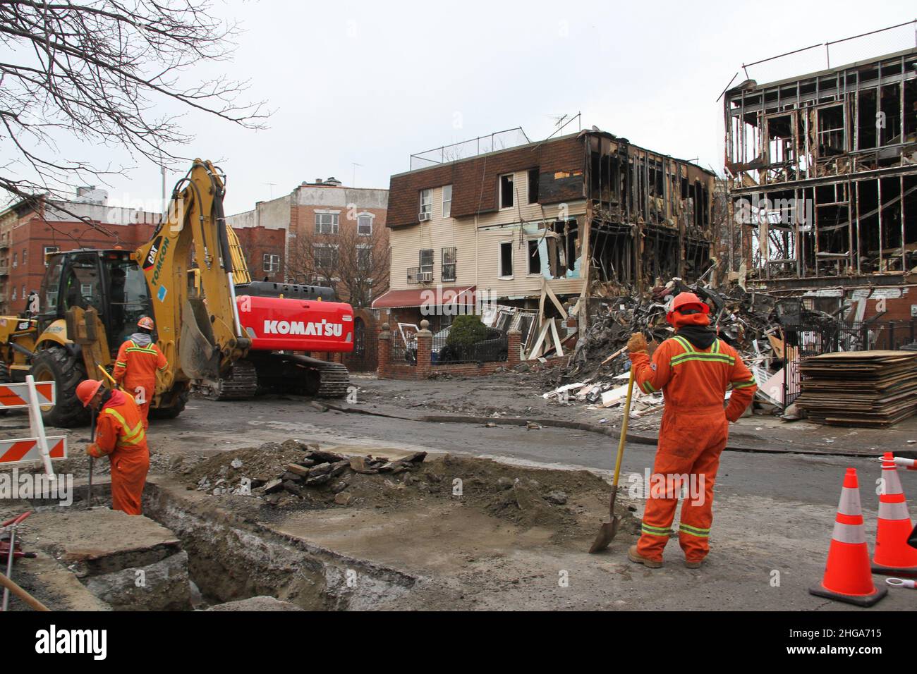 Bronx, Stati Uniti. 19th Jan 2022. (NUOVO) un'esplosione a casa Bronx che causa la morte di una donna di 77 anni. 19 gennaio 2022, Bronx, New York, USA: Una grande esplosione in una casa su Fox Street vicino Intervale Avenue a Bronx Martedì (18) causando il fuoco e la distruzione di un edificio residenziale a tre piani con la morte di una donna di 77 anni e 9 vittime. Il nome della donna era Martha Dagbasta e morì sulla scena. L'incendio causato dall'esplosione di gas fu successivamente contenuto dalla FDNY. Con Edison lavoratori sono visti nella zona di risolvere problemi di gas sulla strada. Secondo il New York City ma Foto Stock