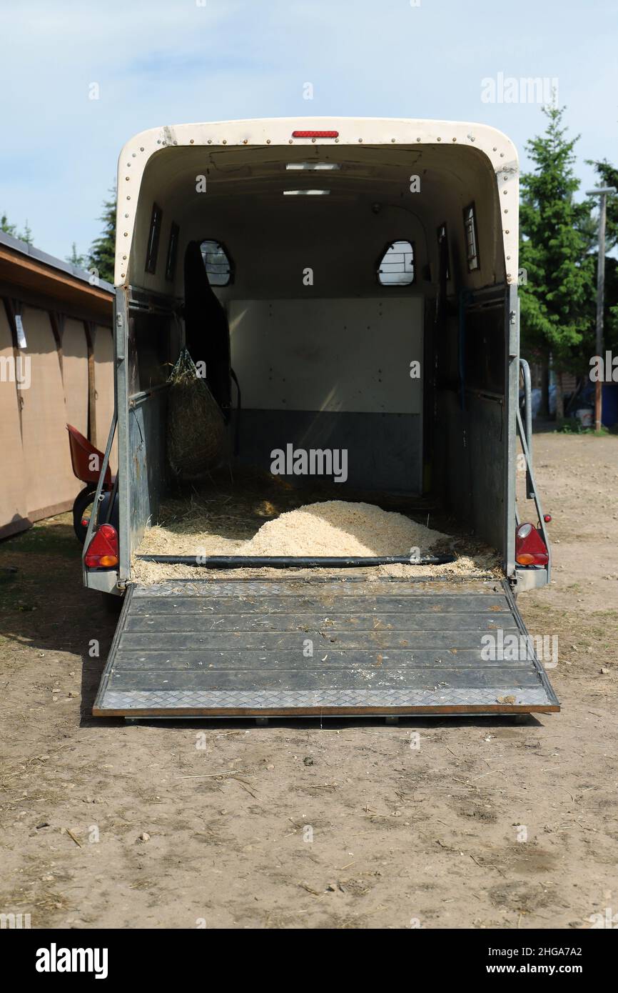Un rimorchio a cavallo vuoto con porta posteriore aperta, vista posteriore Foto Stock