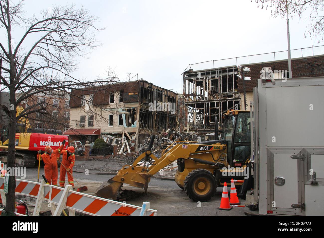 Bronx, Stati Uniti. 19th Jan 2022. (NUOVO) un'esplosione a casa Bronx che causa la morte di una donna di 77 anni. 19 gennaio 2022, Bronx, New York, USA: Una grande esplosione in una casa su Fox Street vicino Intervale Avenue a Bronx Martedì (18) causando il fuoco e la distruzione di un edificio residenziale a tre piani con la morte di una donna di 77 anni e 9 vittime. Il nome della donna era Martha Dagbasta e morì sulla scena. L'incendio causato dall'esplosione di gas fu successivamente contenuto dalla FDNY. Con Edison lavoratori sono visti nella zona di risolvere problemi di gas sulla strada. Secondo il New York City ma Foto Stock