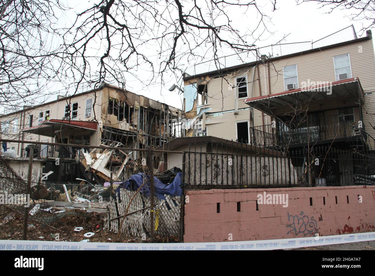 Bronx, Stati Uniti. 19th Jan 2022. (NUOVO) un'esplosione a casa Bronx che causa la morte di una donna di 77 anni. 19 gennaio 2022, Bronx, New York, USA: Una grande esplosione in una casa su Fox Street vicino Intervale Avenue a Bronx Martedì (18) causando il fuoco e la distruzione di un edificio residenziale a tre piani con la morte di una donna di 77 anni e 9 vittime. Il nome della donna era Martha Dagbasta e morì sulla scena. L'incendio causato dall'esplosione di gas fu successivamente contenuto dalla FDNY. Con Edison lavoratori sono visti nella zona di risolvere problemi di gas sulla strada. Secondo il New York City ma Foto Stock