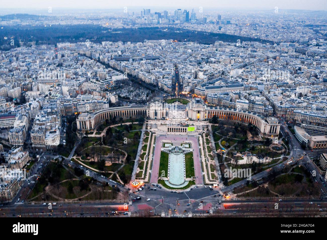 Vista dalla Torre Eiffel di Parigi del Palais de Challiot e dei giardini del Trocadero. Foto Stock