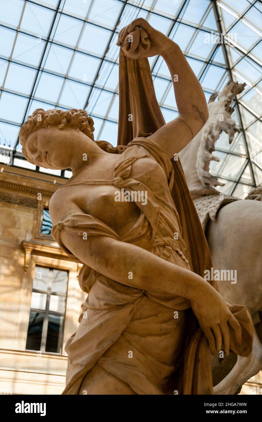 Uno dei Marly Horses intitolato 'Cavallo trattenuto da una scovera' al cortile Marly del Museo del Louvre a Parigi, Francia. Foto Stock