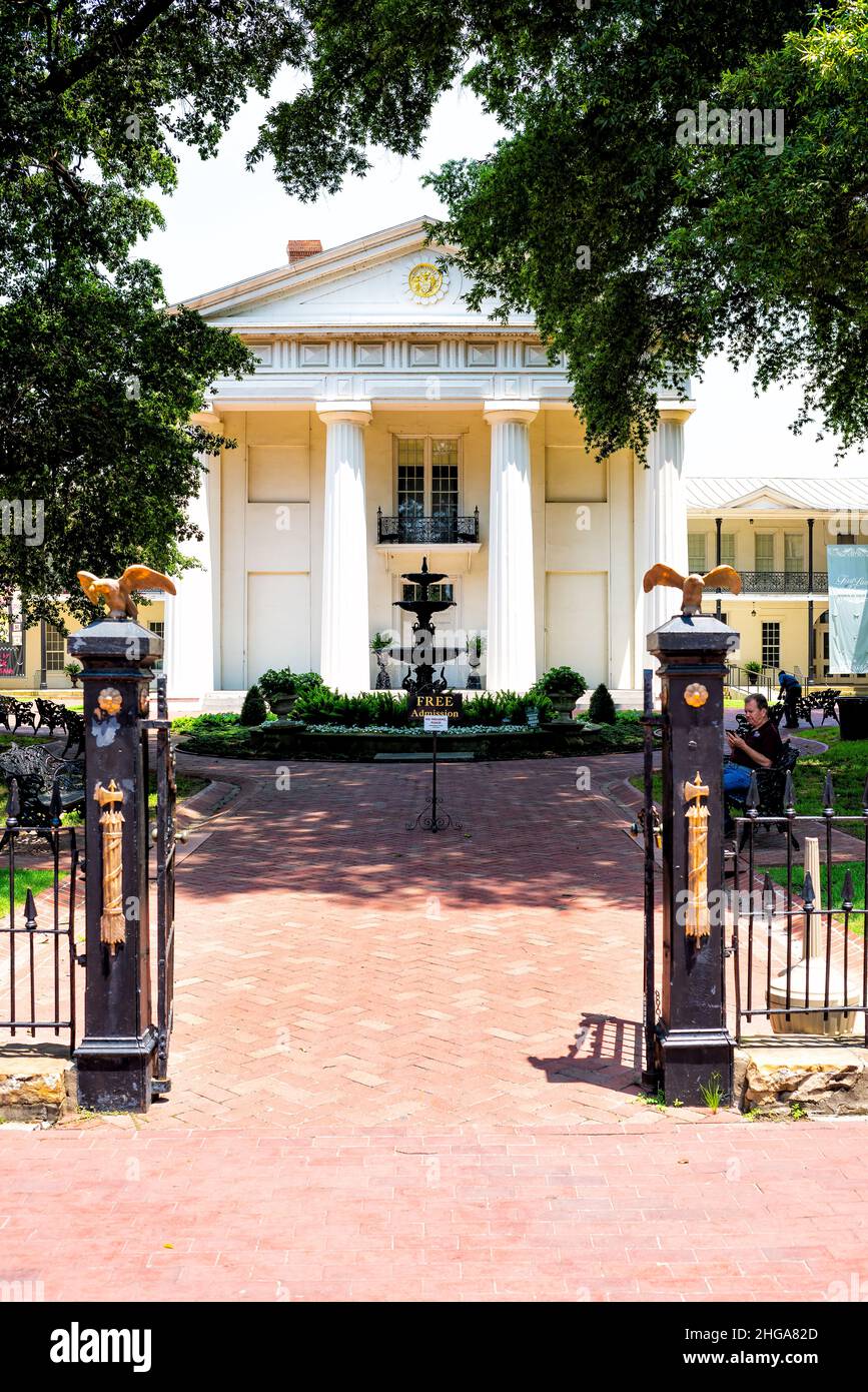 Little Rock, USA - 4 giugno 2019: Old state House Museum edificio ingresso capitol gate con architettura neoclassica colonne con fontana vert Foto Stock
