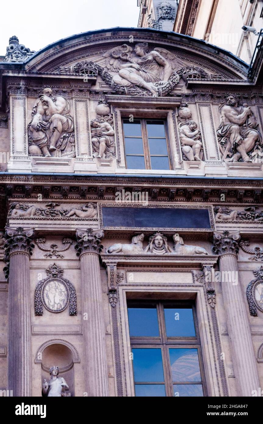 Architettura rinascimentale francese dell'Ala Lescot o Aile Lescot al Palazzo del Louvre di Parigi, Francia. Foto Stock