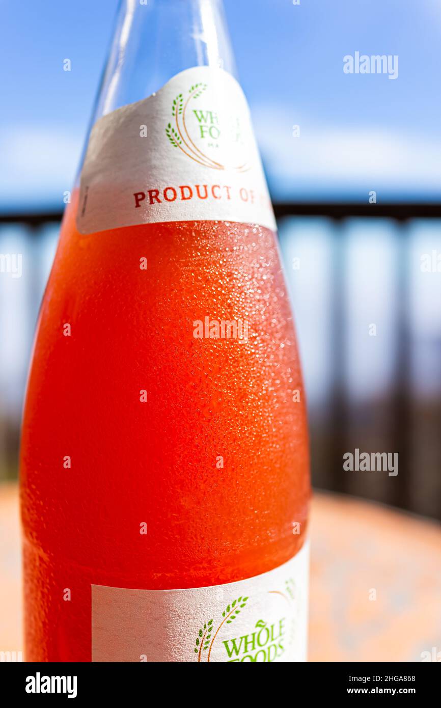 Nellysford, USA - 26 ottobre 2020: Closeup macro di rugiada su vetro freddo bevanda italiana bottiglia di sangue carbonato arancio soda immagazzinato a Whole Foods An Foto Stock