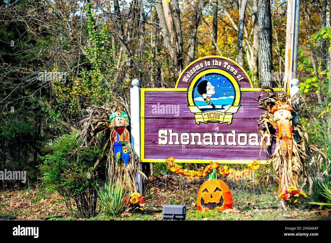 Shenandoah , Stati Uniti d'America - 27 ottobre 2020: Benvenuti a Shenandoah città città segno con nativo americano figlia del messaggio stelle piccolo villaggio in V Foto Stock