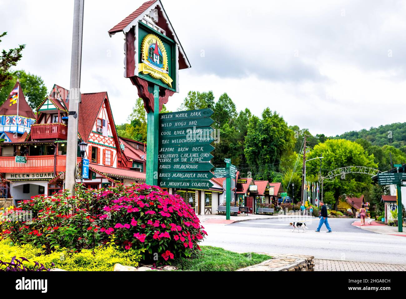 Helen, USA - 5 ottobre 2021: Helen, Georgia villaggio bavarese tradizionale tedesco architettura tetto e casa colorata e segno di direzione per restauran Foto Stock